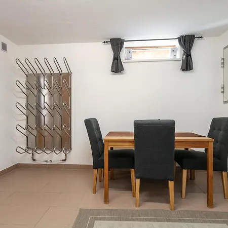 Rosalie-lorena Alpstuga *